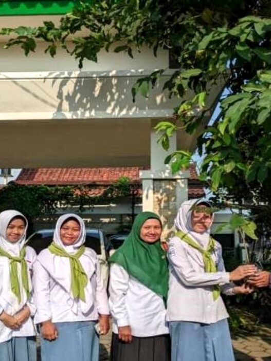 Hijaukan kota, siswa salurkan bibit pohon