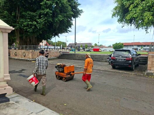 Jalan kabupaten mulus ditambal sulam