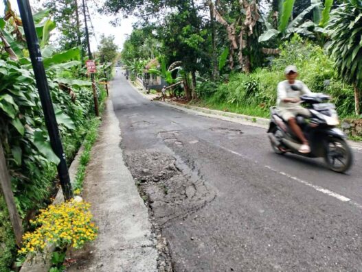 Kondisi Jalan Rusak di Jalur Dawuhan Wetan-Baseh, Kecamatan Kedungbanteng, Banyumas, Selasa (14/10).