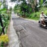 Kondisi Jalan Rusak di Jalur Dawuhan Wetan-Baseh, Kecamatan Kedungbanteng, Banyumas, Selasa (14/10).