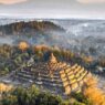 Keindahan panorama sunrise dengan latar candi borobudur di punthuk setumbu