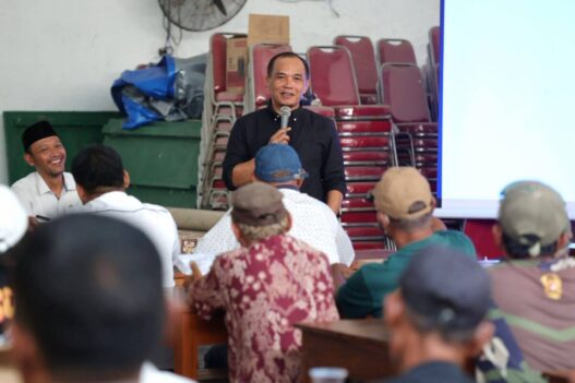 Ketua dprd jateng sumanto saat bertemu para petani dari gabungan kelompok tani (gapoktan) tritani mulyo, di desa jaten, kecamatan jaten, kabupaten karanganyar,