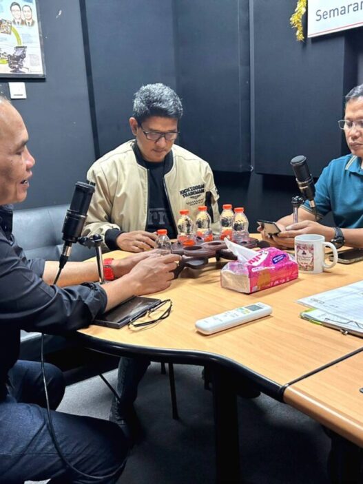 Ketua dprd jateng sumanto saat menjadi narasumber dialog radio hari kesaktian pancasila momentum kuatkan ideologi bangsa. acara berlangsung di studio radio sonora semarang, jumat, 3 oktober 2025