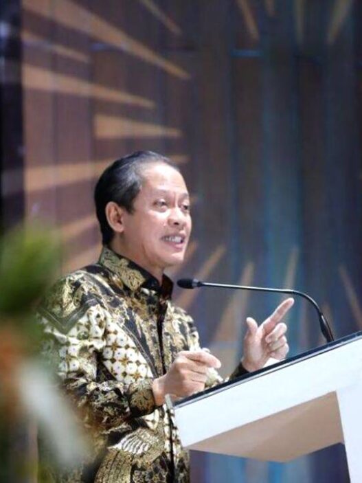 Menteri lh respon rencana pemerintah campurkan etanol ke bbm