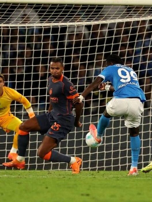 Napoli kembali ke puncak