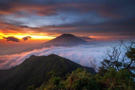 Nikmati keindahan sunrise di puncak gunung telomoyo magelang jawa tengah
