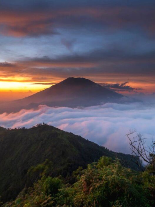 Nikmati keindahan sunrise di puncak gunung telomoyo magelang jawa tengah