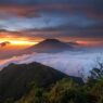 Nikmati keindahan sunrise di puncak gunung telomoyo magelang jawa tengah