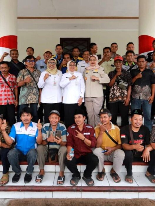 Paguyuban awak angkutan umum mengadu ke bupati