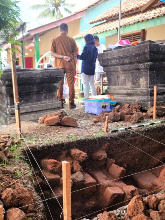 Pelestarian budaya, ekskavasi situs lingga yoni sumberadi