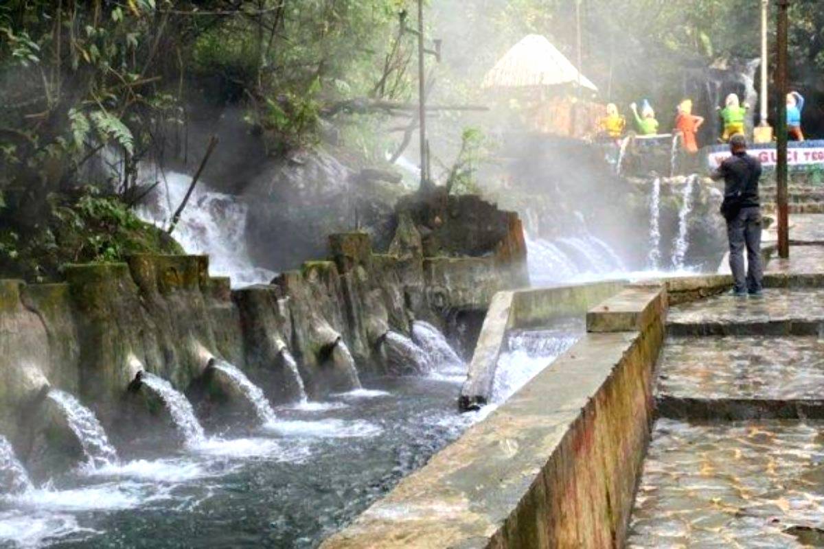 Pemandian air panas di wisata alam guci tegal
