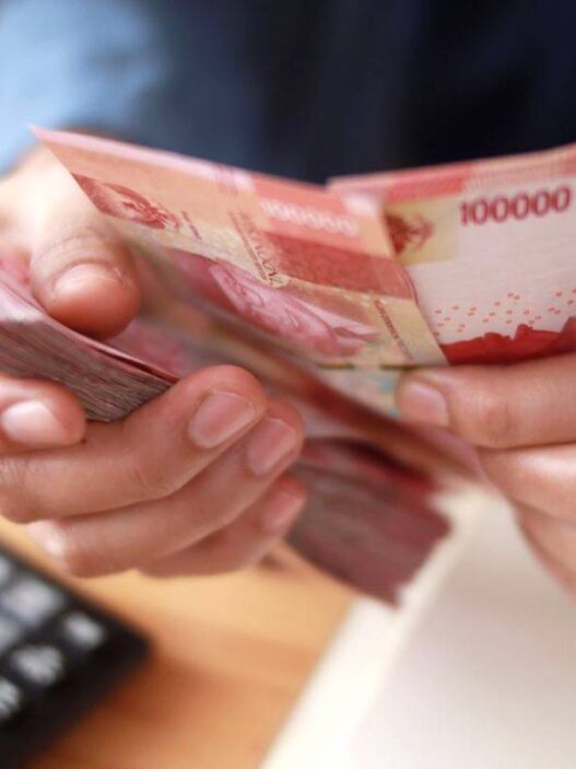 Penyaluran bantuan langsung tunai kesejahteraan rakyat (blt kesra) dilakukan di kantor pos dan bank himbara