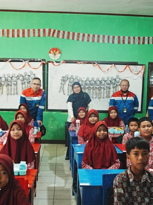 Persatuan wanita patra (pwp) tingkat wilayah pt kilang pertamina internasional (kpi) ru iv cilacap berfoto bersama siswa siswi sd sdn 05 kutawaru