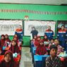 Persatuan wanita patra (pwp) tingkat wilayah pt kilang pertamina internasional (kpi) ru iv cilacap berfoto bersama siswa siswi sd sdn 05 kutawaru