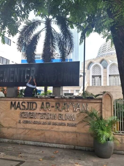 Plang bumn mulai dicopot