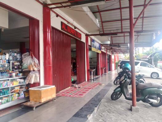 Deretan ruko di Pusat UKM Pratistha Hasta sebagian besar masih tertutup, aktivitas jual beli tampak lengang, Jum'at (3/10).