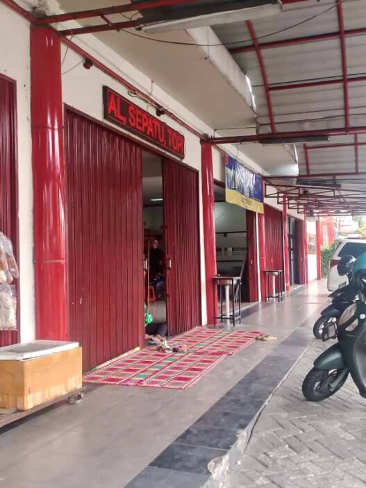 Deretan ruko di Pusat UKM Pratistha Hasta sebagian besar masih tertutup, aktivitas jual beli tampak lengang, Jum'at (3/10).