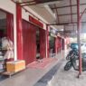 Deretan ruko di Pusat UKM Pratistha Hasta sebagian besar masih tertutup, aktivitas jual beli tampak lengang, Jum'at (3/10).