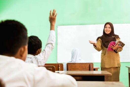 Pemerintah menyediakan dua platform resmi untuk mengecek status penerima BSU Kemenag 2025.