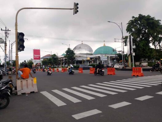 Marka jalan dan rambu lalu lintas di Simpang Alun-Alun Purwokerto, Jum'at (3/10).