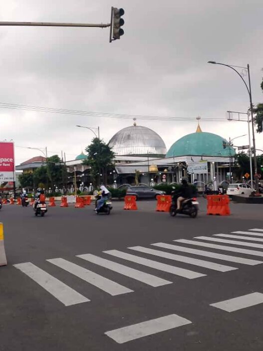 Marka jalan dan rambu lalu lintas di Simpang Alun-Alun Purwokerto, Jum'at (3/10).