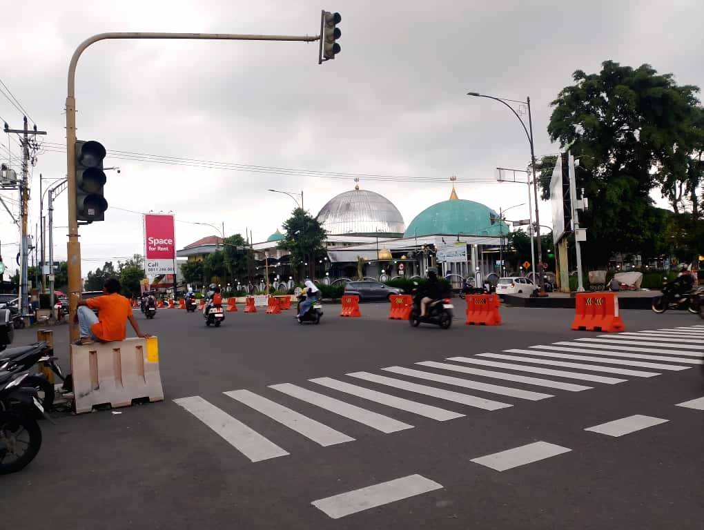Marka jalan dan rambu lalu lintas di Simpang Alun-Alun Purwokerto, Jum'at (3/10).