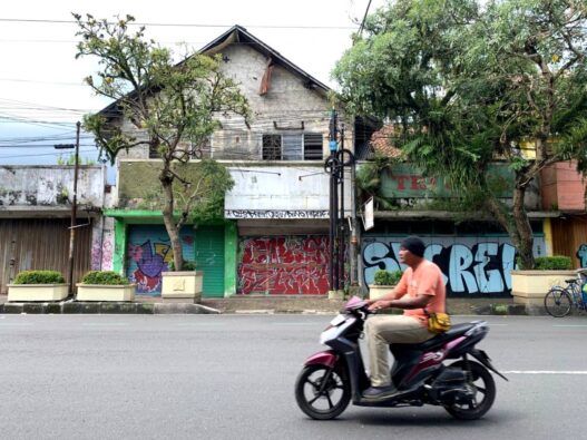Ruko jadi sasaran grafiti liar