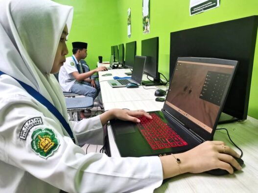 Santri buat game roblox gunung sampah