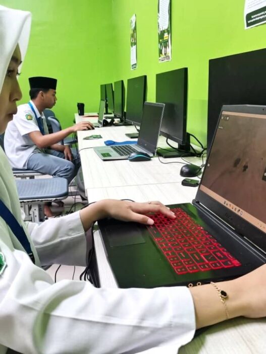 Santri buat game roblox gunung sampah