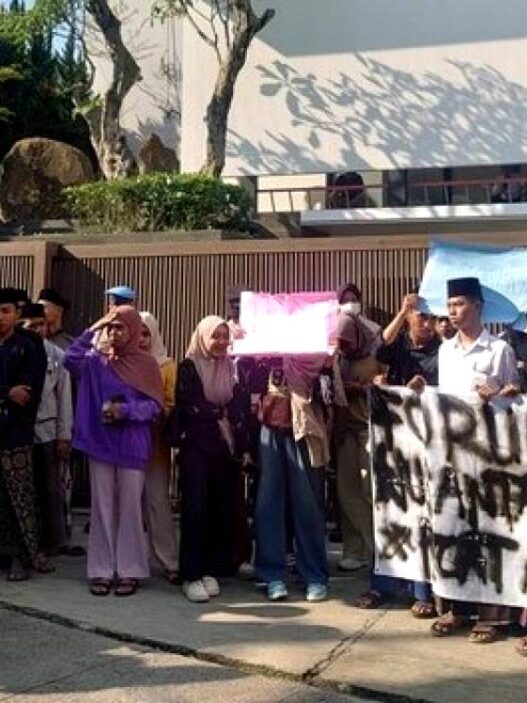 Santri geruduk rumah istri ridwan kamil