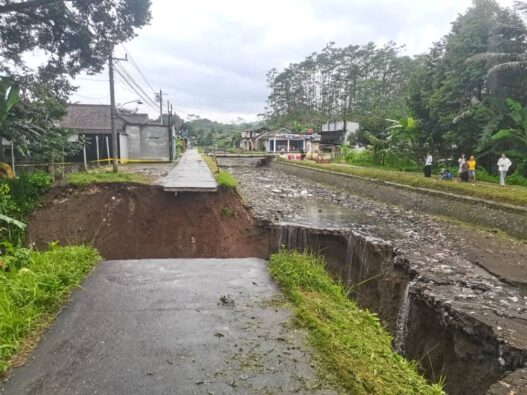 Tanggul irigasi siwuluh jebol