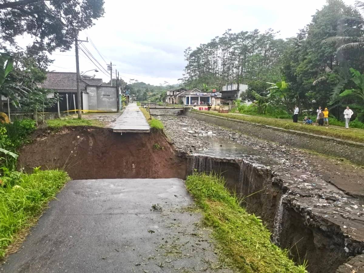 Tanggul irigasi siwuluh jebol