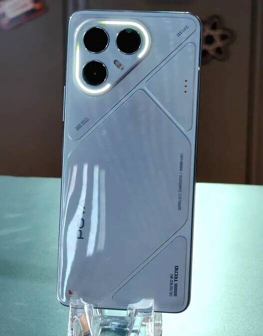 Tecno pova 7 meluncur