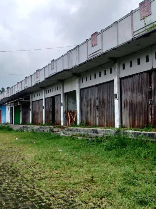 Bangunan pasar bagian barat tampak mangkrak dan tidak terawat, Kamis (23/10).