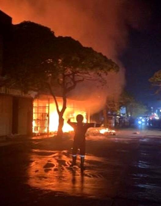 Toko pakaian ludes terbakar