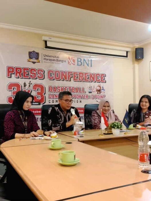 Rektor Universitas Harapan Bangsa (UHB) Purwokerto, Dr. Yuris Tri Naili, S.H., KN., M.H., bersama perwakilan BNI dan panitia saat konferensi pers Turnamen Basket 3x3 di Kampus UHB 1 Purwokerto, Selasa (21/10).