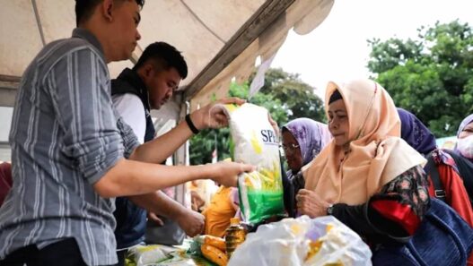 Warga jakarta berkesempatan mendapat bantuan pangan bersubsidi melalui program antrian kjp pasar jaya