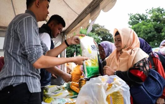 Warga jakarta berkesempatan mendapat bantuan pangan bersubsidi melalui program antrian kjp pasar jaya