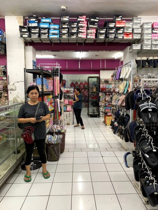 Alas Indah Jadi Favorit Toko Sepatu
