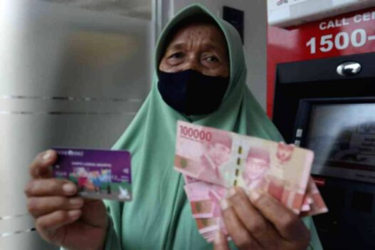 Bantuan PKH Lansia diberikan untuk membantu penerima memenuhi kebutuhan pokok. Besaran bantuannya ditetapkan sebesar Rp600.000 per tahap