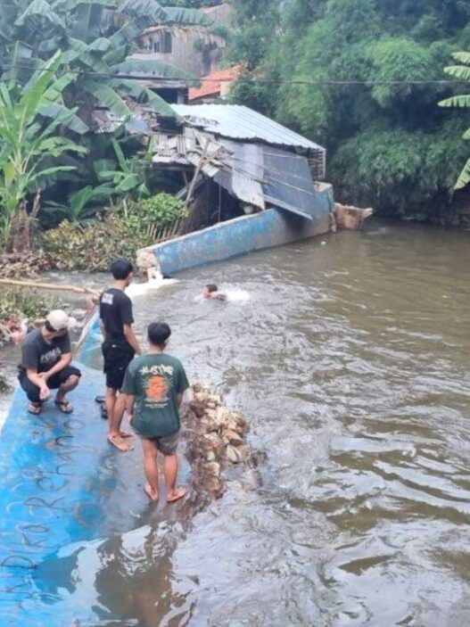 Beberapa tanggul di jakarta selatan jebol karena curah hujan tinggi dan sebabkan puluhan rt di sekitarnya terendam banjir