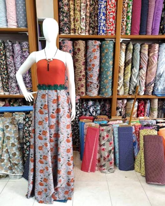 Dari katun hingga brokat di laris manis