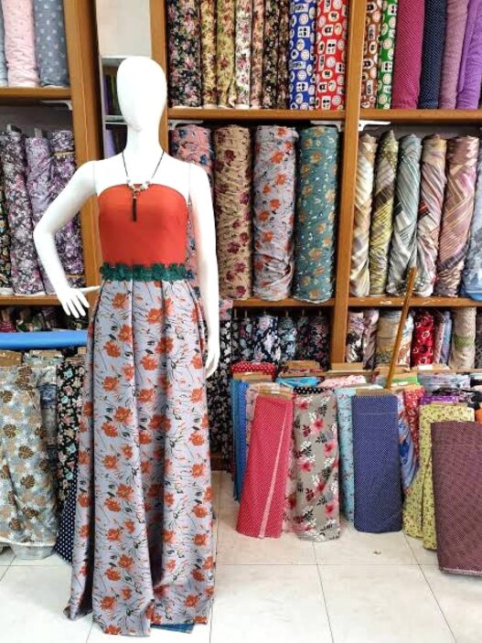 Dari katun hingga brokat di laris manis