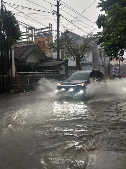 Kendaraan melintas di ruas Jalan Supriyadi, Mersi, yang tergenang saat hujan deras, genangan terjadi karena saluran drainase tidak mampu menampung debit air pada Oktober lalu.