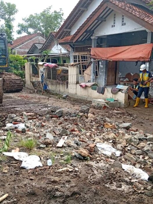 Dua Hari, 12 Titik Longsor