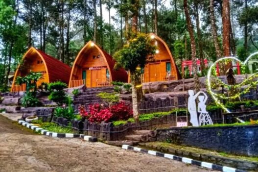 Embun lawu jadi wisata keluarga hits di karanganyar yang sajikan sensasi menginap sekaligus bermain outbound di tengah panorama alam