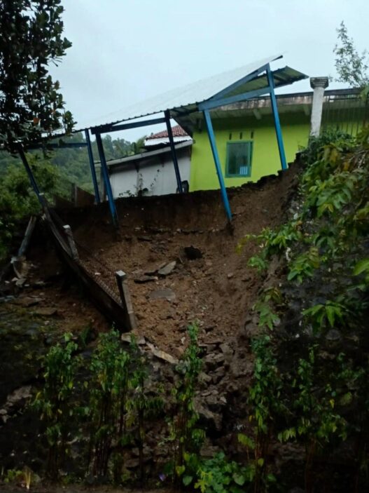 Hujan Deras Picu Longsor 21 Titik