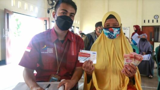 Ibu penerima bansos