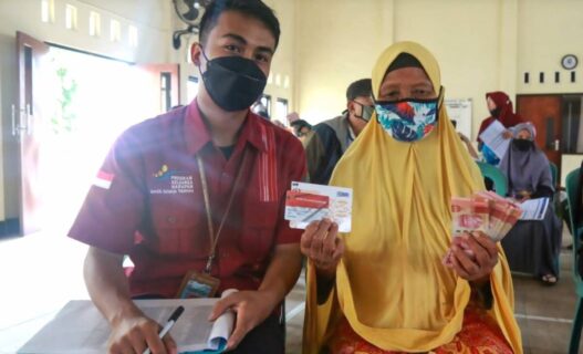 Ibu penerima bansos