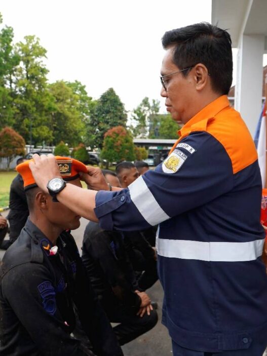 Momen penyematan baret kepada Polsuska baru di Daop 5 Purwokerto, Senin (3/11).